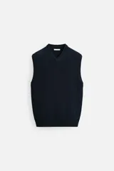 Chaleco de punto azul marino con cuello en V y sisas. Tejido en hilatura de algodón con estructura de canalé.