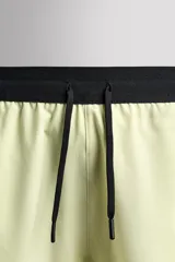 Shorts deportivos color verde oliva confeccionados en tejido técnico ligero y elástico. Cuenta con forro interior, cintura elástica ajustable con cordón, bolsillos laterales, bolsillo de seguridad en espalda con cierre de cremallera, bajo con aberturas laterales y logo estampado en la pierna.