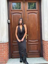 Vestido largo negro, ajustado al cuerpo, con escote pronunciado tipo halter y drapeado en el busto.