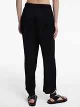 Pantalón negro de corte recto con pretina ajustable mediante lazo.
