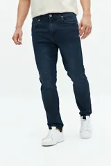 Jean de corte recto y tiro medio, confeccionado en denim azul oscuro compuesto por 98% algodón y 2% spandex.