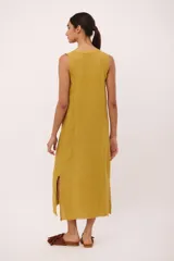 Vestido midi color borgoña, sin mangas, con escote en V, cierre frontal con botones y bolsillos laterales.