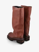 Bota de caña alta confeccionada en cuero premium color negro, con silueta relajada y diseño de caña ancha. Presenta una suela track dentada con detalles en contraste y punta redondeada.