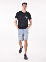 Remera negra de corte oversized con estampa circular en el pecho con la frase "Beach Vibes".