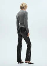 Pantalón con efecto piel negro, cierre oculto y diseño ajustado al cuerpo.