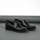 Mocasín de cuero vacuno color marrón, con detalle de antifaz en gamuza. Tiene taco de madera foliado en cuero de 2,5cm y entre suela de goma de 1cm.