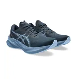 Championes de running Asics Novablast 3, color negro con detalles en celeste.