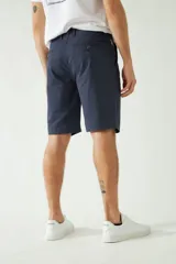 Bermuda china con estampado completo, con cierre y logo en grifa metálica para hombre.