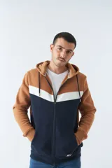 Campera con capucha color marrón, azul y blanco, con cierre frontal y bolsillos tipo canguro.