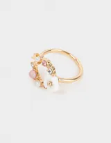 Anillo dorado con forma de corona de flores y strass de colores.