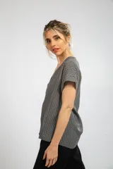Blusa de manga corta con escote en V, color celeste con estampado floral en tonos amarillos y verdes.
