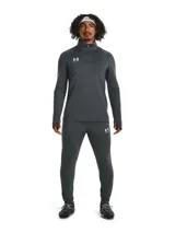 Buzo deportivo Under Armour Challenger de hombre, color naranja con paneles laterales en gris oscuro, cuello alto con cierre de cremallera corto, mangas largas con orificios para los pulgares y logo de la marca estampado en el pecho.