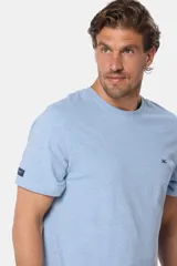 Remera celeste de manga corta con cuello redondo y bordado pequeño en el pecho. Corte clásico.