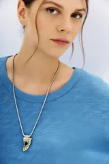 Remera de manga larga color terracota con textura jaspeada, confeccionada en algodón peruano. Presenta un calce holgado con mangas que se ensanchan debajo del brazo y se ajustan en la muñeca.