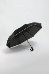 Paraguas plegable color negro con borde beige.