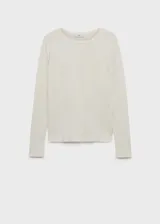 Buzo de punto fino color crema, con cuello redondo y mangas largas.