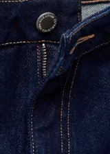 Pantalón de jean de tiro alto, color azul oscuro, corte wide leg y largo hasta el piso.