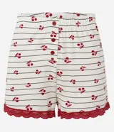 Short de pijama de viscosa color crema con rayas finas oscuras y estampado de cerezas rojas. Presenta ribetes de encaje rojo en los bordes de las piernas y cintura.