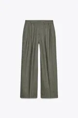 Pantalón de tiro alto con bolsillos delanteros, pinzas y cierre frontal con cremallera y gancho metálico.