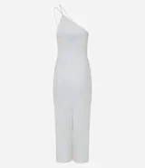 Vestido midi blanco con escote asimétrico de un solo hombro, breteles dobles, fruncido lateral y abertura en la falda.