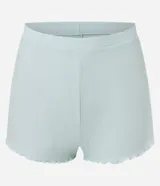 Conjunto de pijama femenino compuesto por una musculosa con escote en U, breteles finos y short liso con cintura elástica. La musculosa presenta un estampado de mini mariposas bordadas.