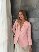 Blazer amarillo de lino con forro de algodón, corte sastrero, botones forrados y confección artesanal.