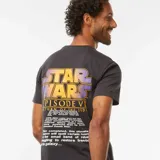 Camiseta gris con el logo de Star Wars estampado en el pecho.