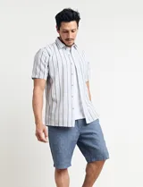 Bermuda de gabardina color verde.