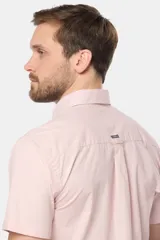 Camisa de hombre color azul marino, de manga corta, con cuello clásico, cierre frontal con botones y bolsillo en el pecho.