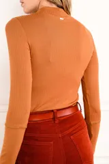 Polera de morley eco-vero color lila, de calce ajustado y mangas largas.