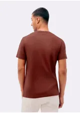 Remera básica de manga corta color gris claro, con cuello redondo.