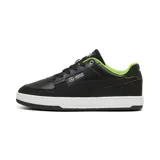 Zapatillas deportivas negras con detalles en verde, diseñadas para un look moderno.