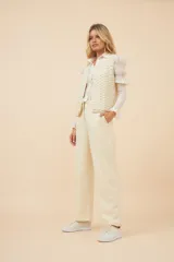 Chaleco marrón con delanteras en punto abanico crochet. Prenda de lana fina sin teñir.