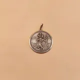 Medalla redonda de plata 925 con la imagen en relieve de San Cristóbal cargando al niño Jesús.