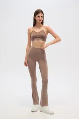 Calza gris de corte ajustado y tiro alto, con textura acanalada y terminación acampanada.