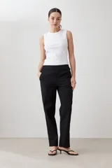 Pantalón de vestir negro, de corte recto, con bolsillos laterales y traseros.