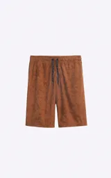 Bermuda de corte clásico en color camel con cintura elástica y cordón ajustable.