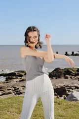 Pantalón oxford de tiro alto, con cierre lateral y confeccionado en crep.