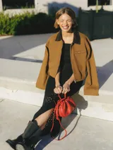 Chaqueta corta color marrón con cuello de pana color chocolate, cierre de cremallera y bolsillos frontales, incluyendo bolsillos en el pecho con cierre.