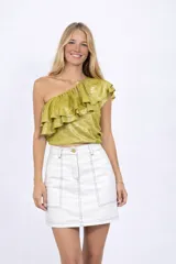 Minifalda de jean color blanco tiza, con bolsillos delanteros y traseros, y pespuntes negros contrastantes.