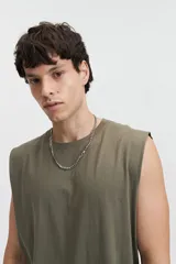 Musculosa negra lisa de algodón, corte oversize y cuello redondo.