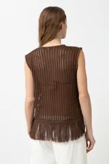 Top tejido calado color chocolate, sin mangas y con flecos en el ruedo.