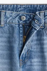 Pantalón de jean celeste de tiro alto, corte recto y pierna ancha.