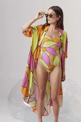 Traje de baño enterizo con estampado abstracto en tonos rosa, naranja y amarillo.