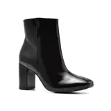 Bota corta de charol negro con taco cuadrado y punta redondeada.
