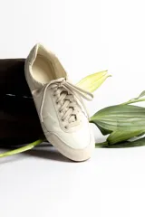 Zapatillas deportivas verde oliva con cordones y suela marrón.