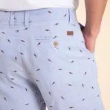 Short de calce relajado, confeccionado en lino orgánico con pequeños estampados inspirados en animales.