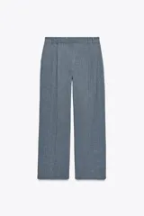 Pantalón de vestir azul con pinzas, tiro alto, corte ancho y trabillas.