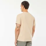 Camiseta color beige claro de punto jacquard con cuello redondo y mangas cortas.