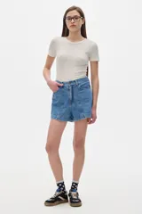 Short de denim negro, tiro medio.